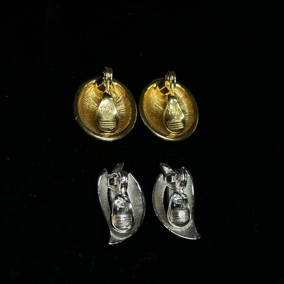 Lot of 2 Goldtone and Cream + Silvertone Clip on Monet Earrings - Picture 6 of 9